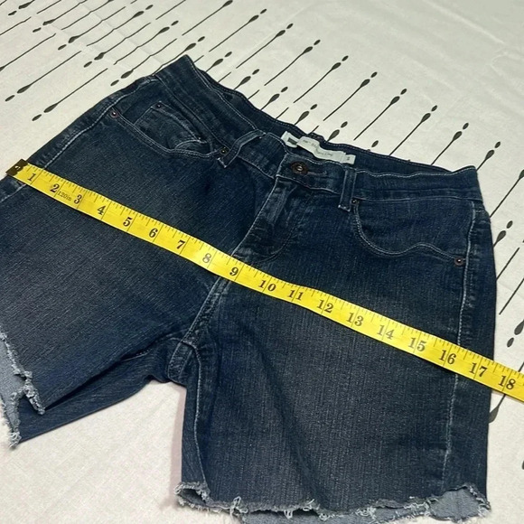 Levi Cut off's. Levi's Jean Shorts. Denim Shorts. Size 2 - Picture 6 of 10